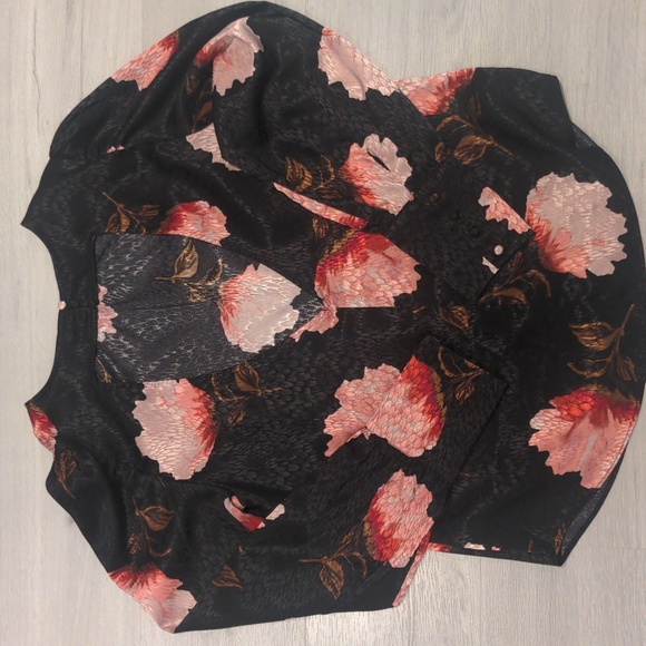 RW&Co. size 4, black blouse with pink floral design - Picture 2 of 6